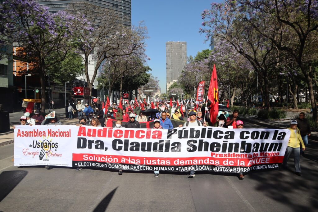 Puede ser una imagen de 4 personas, multitud y texto que dice "Asamblea Nacional Audiencia Pública conla Usyarjos Dra, Ciaudia Sheinbaum XiCO EHeTAa elitoira Cotricn Solución aas justas demandas de Presidenta 18 たcば サニ・番とンタ・・のをてす •ELECTRICIDAD COMONN DERECHO HUMANO TARIFASOCIAL SOCIAL VUSTA dela la NUEE YUSTABORRÓ BORRÓ CUENTANUEVA UENT NUEVA"